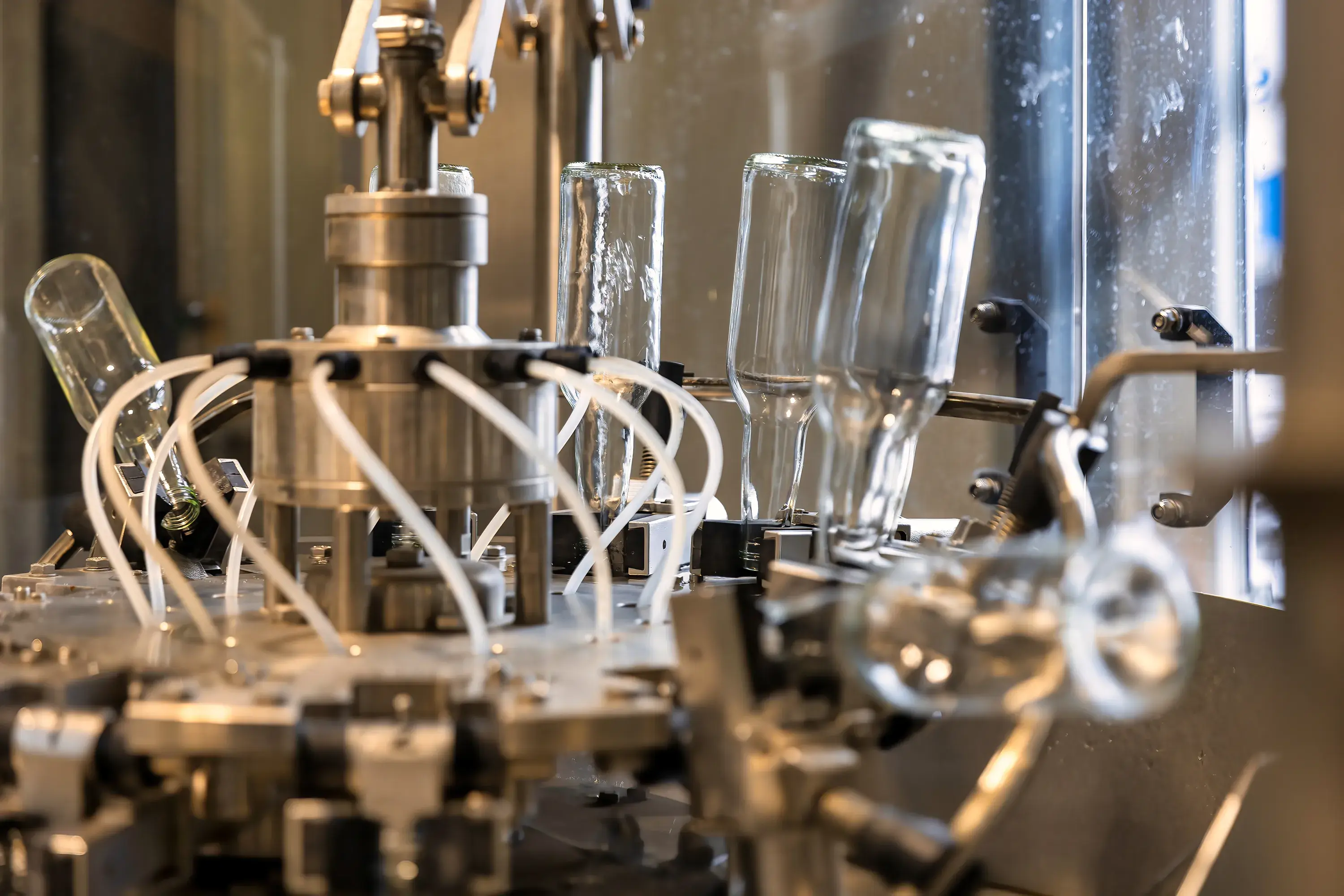 Höchste Hygienestandards: Gründliche Reinigung Ihrer Gebinde vor der Abfüllung. Automatisierte Flaschenreinigung in der bimalo Lohnabfüllung vor der Befüllung mit Saft oder Bier.