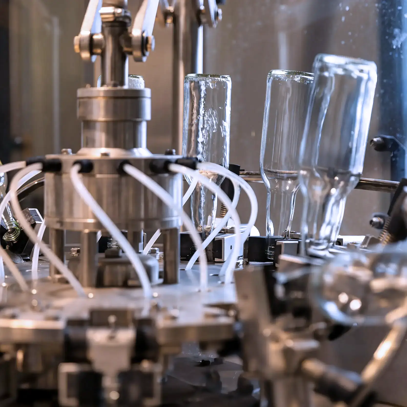 Technik, die wir verstehen: Höchste Prozesssicherheit für Ihr Getränkeprojekt. Technische Feinabstimmung einer Abfüllanlage bei bimalo durch Experten mit Maschinenbau-Hintergrund.