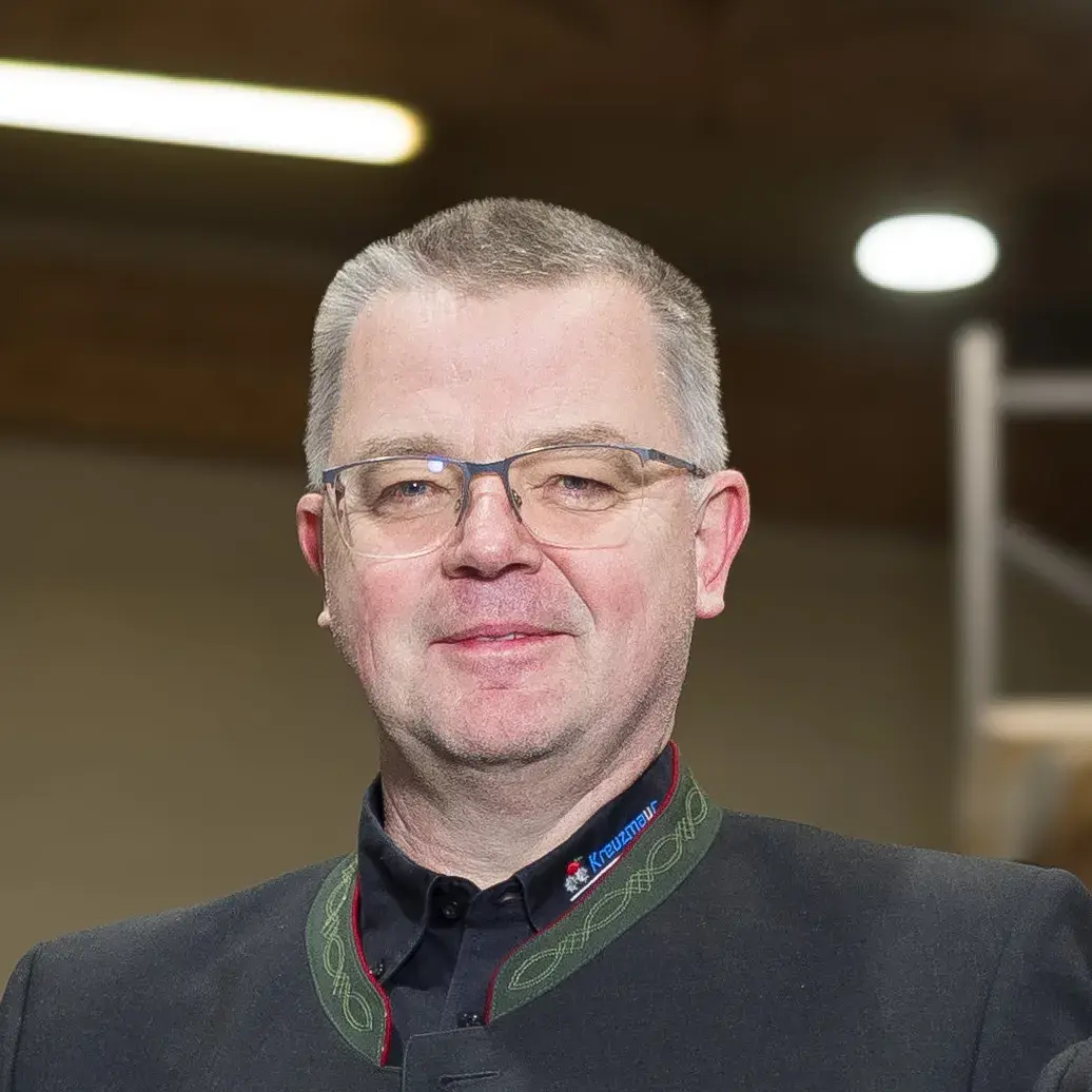 Ing. Robert Kreuzmayr, Gründer und CEO von bimalo und kreuzmayr maschinenbau, steht für Qualität in der Lohnabfüllung.