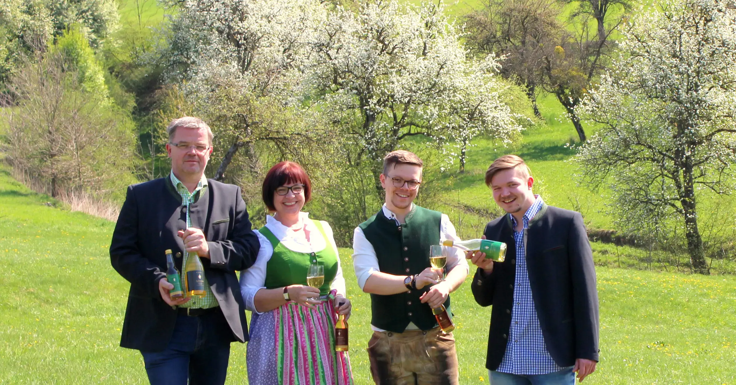 Die Familie Kreuzmayr genießt ihre regionalen MADL Drinks wie Most und Cider auf dem heimischen Vierkanthof im Hausruckviertel. 