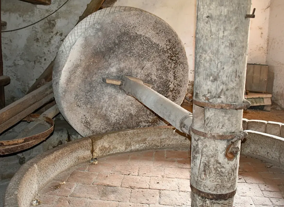 Der historische Original-Mahlstein von MADL, ein Symbol für die Verbindung von handwerklicher Braukunst und moderner bimalo Technik.