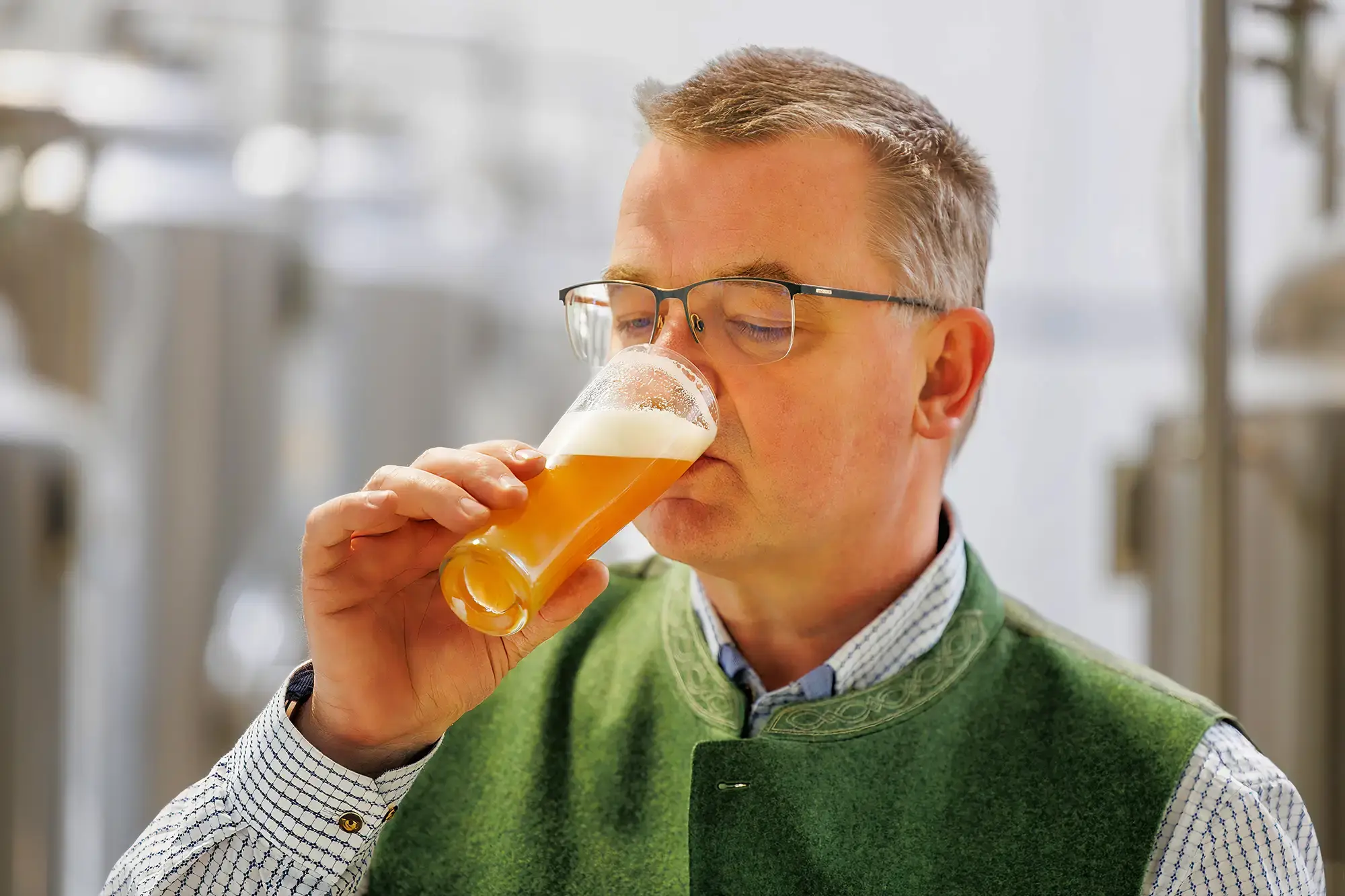 Ing. Robert Kreuzmayr, Chef der Brauerei Wolfsegg, trinkt ein Glas seines frisch gezapften, naturtrüben Wolfsegger Bieres.