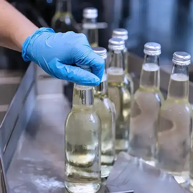 Eine Palette mit fertig gefüllten, verschlossenen und etikettierten Flaschen, das Ergebnis der ganzheitlichen Begleitung bei bimalo.