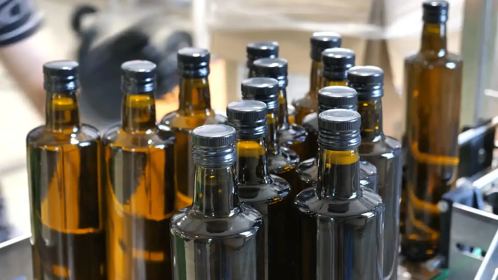 Flexibilität ist unsere Stärke: Maßgeschneiderte Abfüllung auch für kleine Chargen. Braune Glasflaschen auf der Abfüllanlage, ideal für flexible Chargengrößen und handwerkliche Spezialitäten bei bimalo.