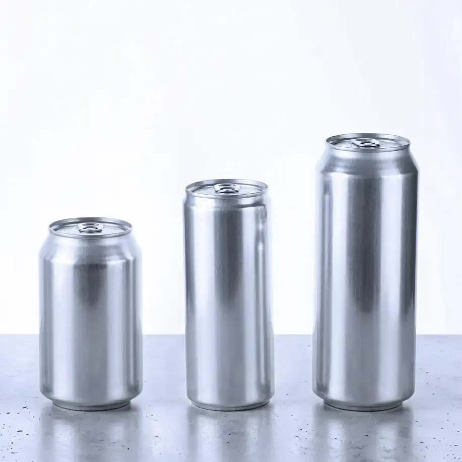 Trend-Gebinde Dose: Flexible Abfüllung für Sleek & Standard Formate. Gereinigte, leere Aluminium-Getränkedosen bei bimalo: Einordnung von 330ml Sleek-Dose, 330ml Standard-Dose, 440ml Standard-Dose und 500ml Standard-Dose nebeneinander.