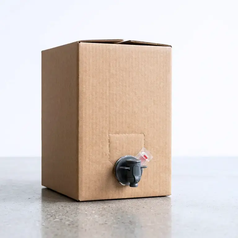 Effizienz im Großformat: Flexible Bag-in-Box & Drum Abfüllung ab 1,5l bis 220l. Professionelle Großgebinde-Lösungen bei bimalo: Modernes Bag-in-Box System (10 Liter) und industrielles Bag-in-Drum (220 Liter) nebeneinander dargestellt.